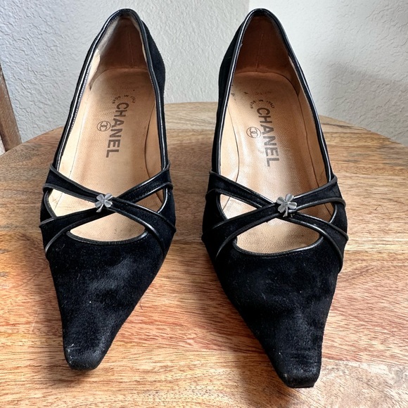 CHANEL Vintage Black Suede Leather 4 Leaf Clover CC Logo Appliqué Kitten Heels - Picture 3 of 15